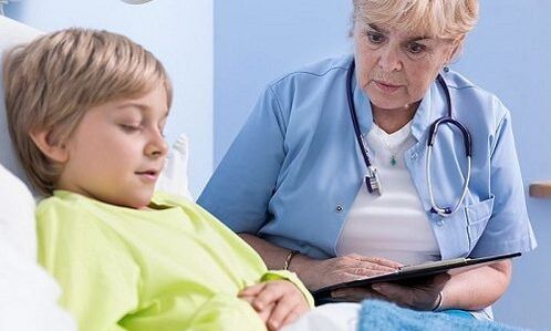 Лекар и дете в болницата